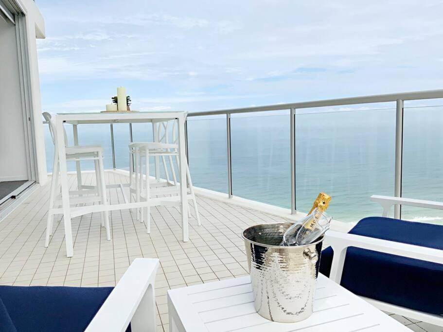 גולד קוסט Air On Broadbeach Beachfront 2Level Stunning Apartment With 180 Degree Views מראה חיצוני תמונה